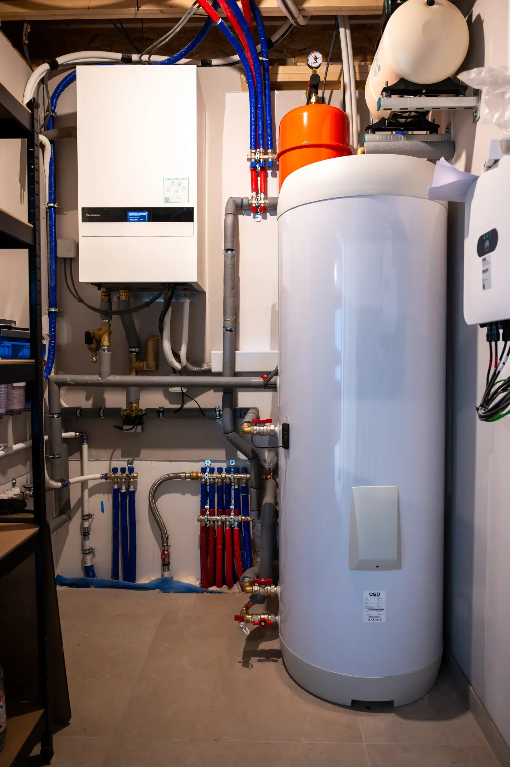 Warmtepomp boiler geïnstalleerd in een technische ruimte