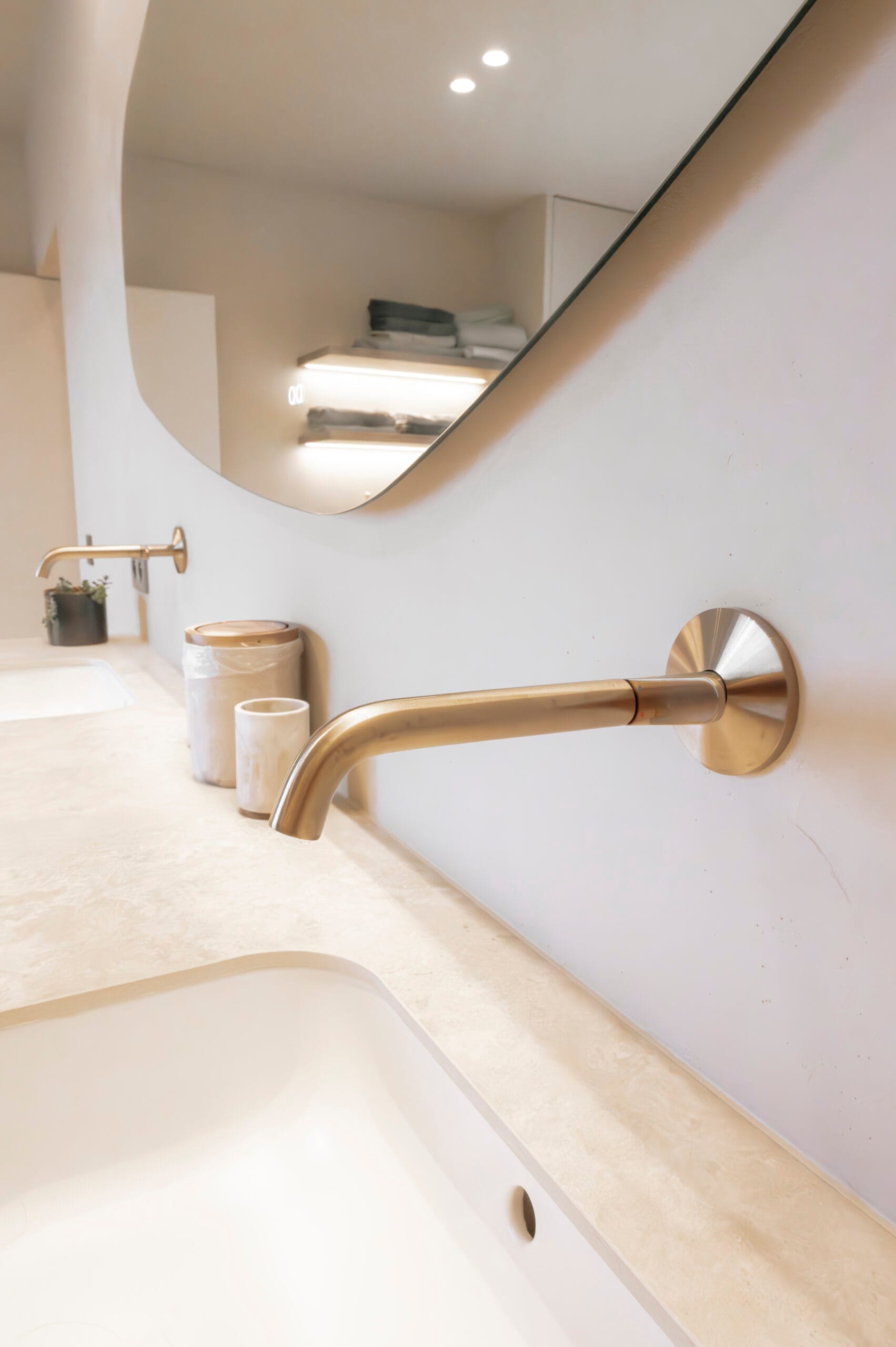 Moderne kraan die op de muur geïnstalleerd is in een nieuwe badkamer