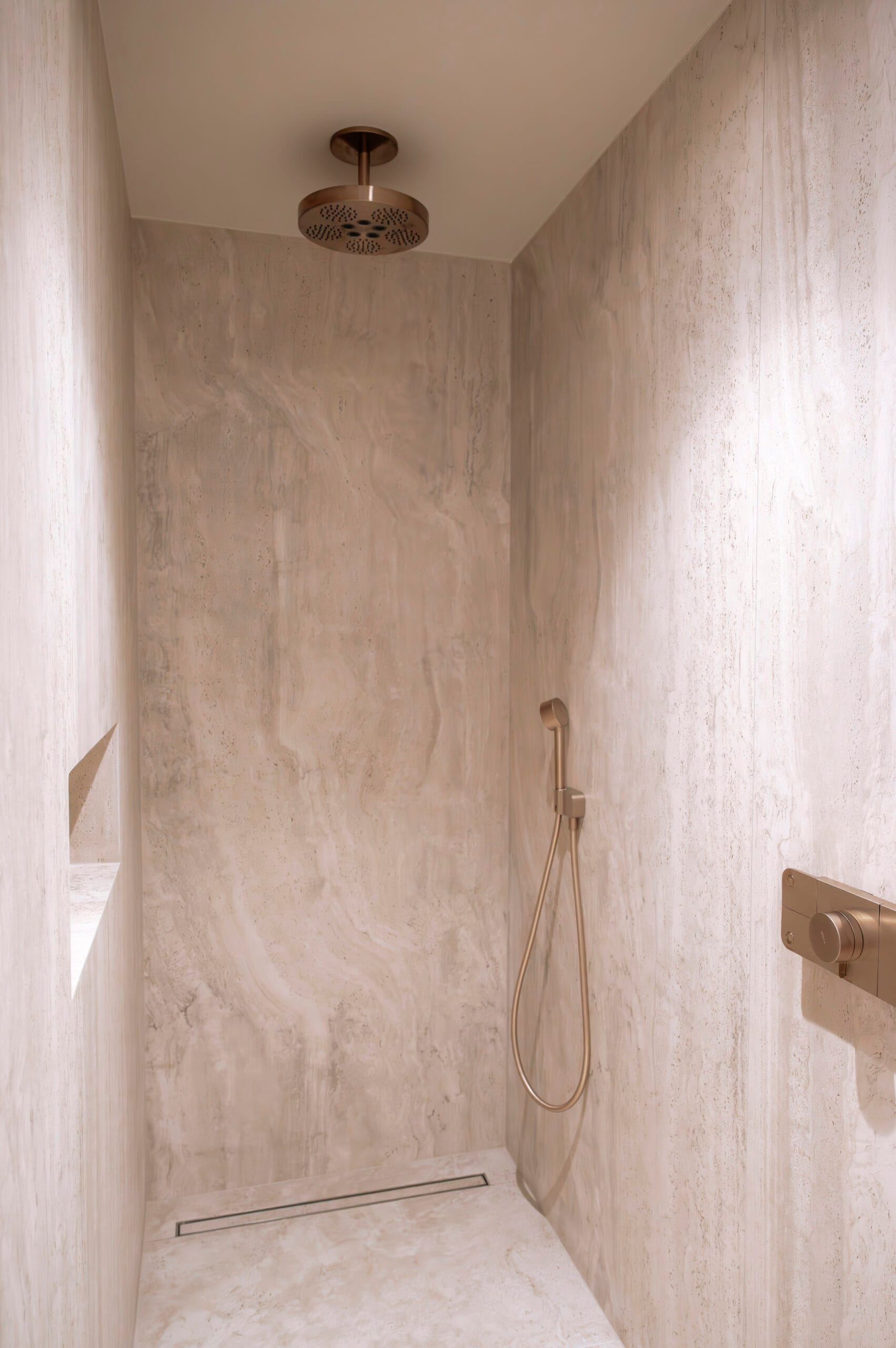Moderne douche in een nieuwe badkamer in Pittem